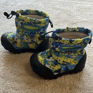 Toddler boys BOGS boots